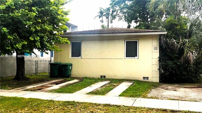 Building Photo - 1930 SW 25th Ter Unit 2