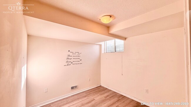 Photo - 440 Queen Mary Dr