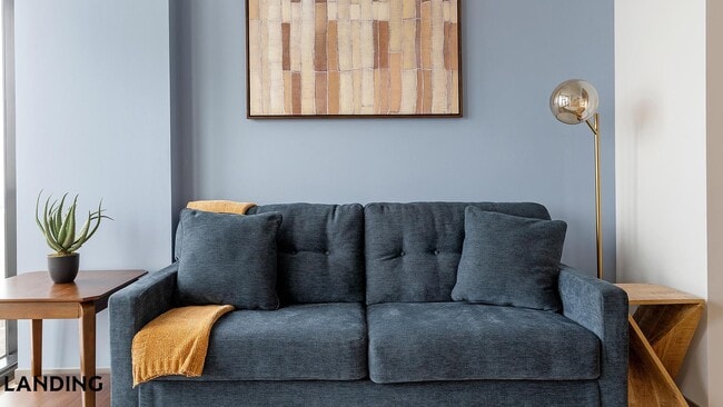 Building Photo - 513 S Damen Ave