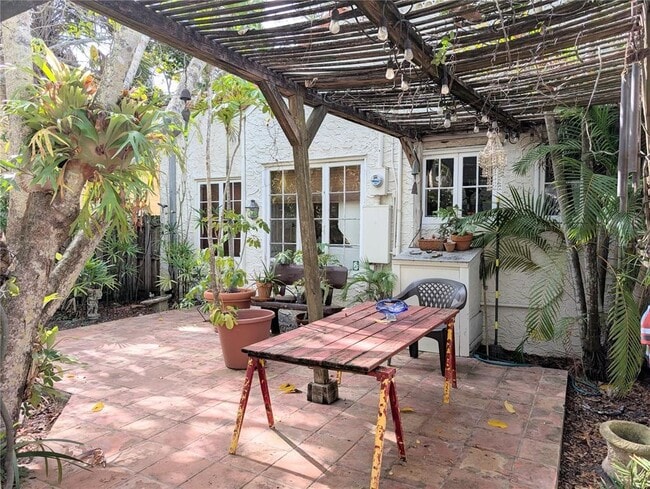 1701 Siesta Dr
