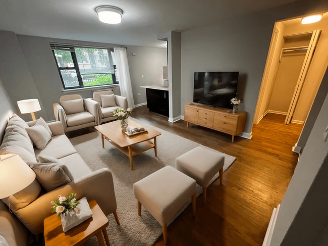 Building Photo - 525 W Oakdale Ave