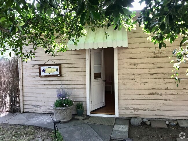 Building Photo - 6212 Camellia Ave Unit Studio Cottage Rental