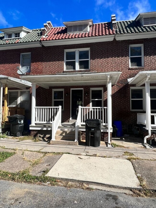 Building Photo - 2 Bedroom 1 bathroom Renovated town home!