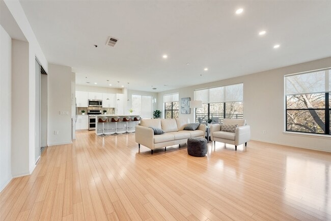 Building Photo - 4111 Gilbert Ave Unit 212