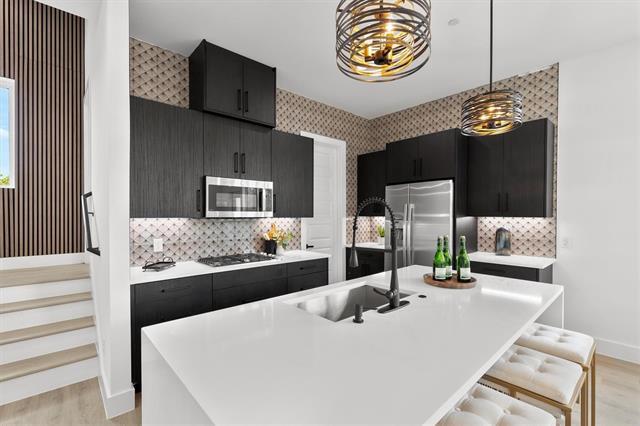 Photo - 727 W 10th St