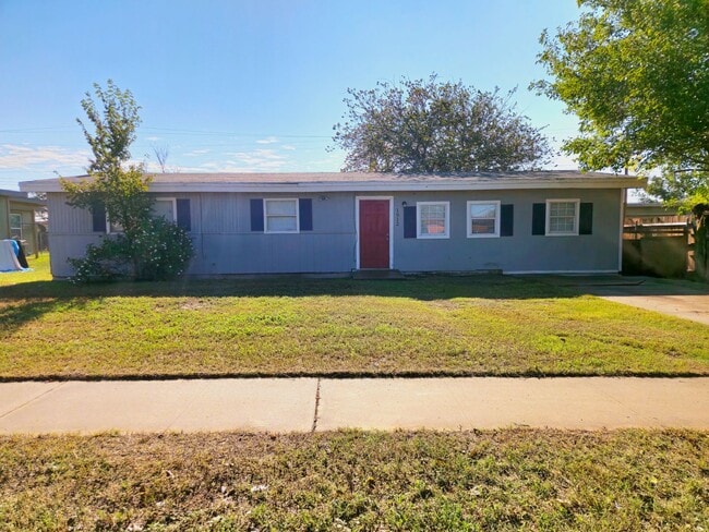Building Photo - MOVE-IN SPECIAL: Spacious 3-Bedroom Home with Bonus Room – Near Estacado High School!