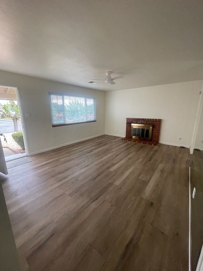 Photo - 300 Swan Way