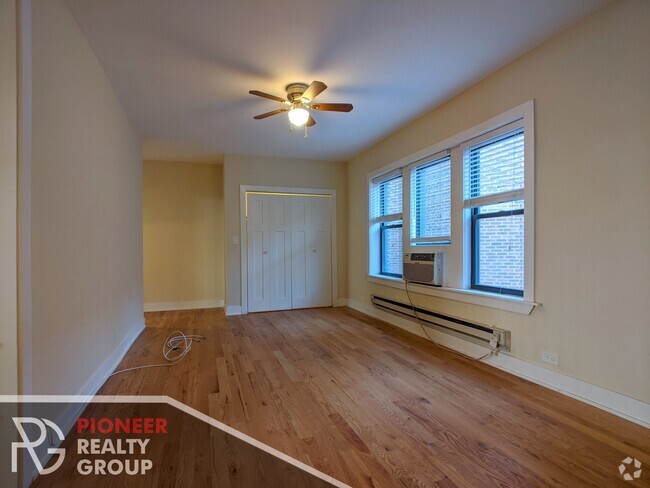 Building Photo - 3721 N Pine Grove Ave Unit #3722-W2 Rental