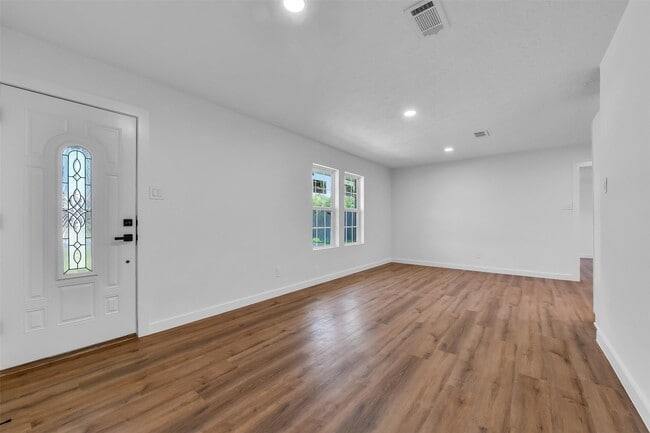 Photo - 1913 41st Ave N