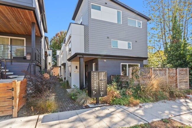 Photo - Stunning Othello Park Designer Townhome wi...
