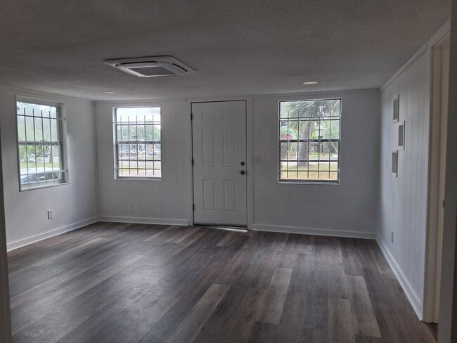 2904 Moncrief Rd