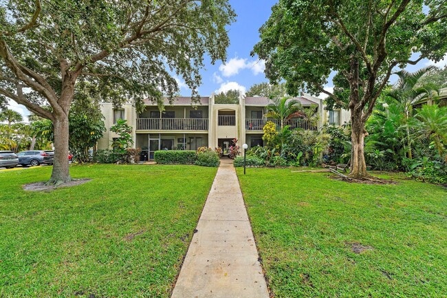 Building Photo - 150 Pineview Rd Unit I4