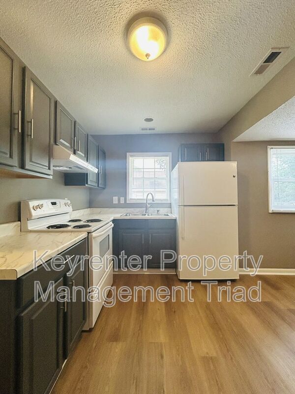 Photo - 302 Charles St