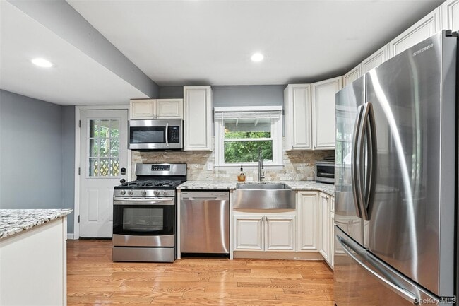 Building Photo - 8 W Broadway Rental