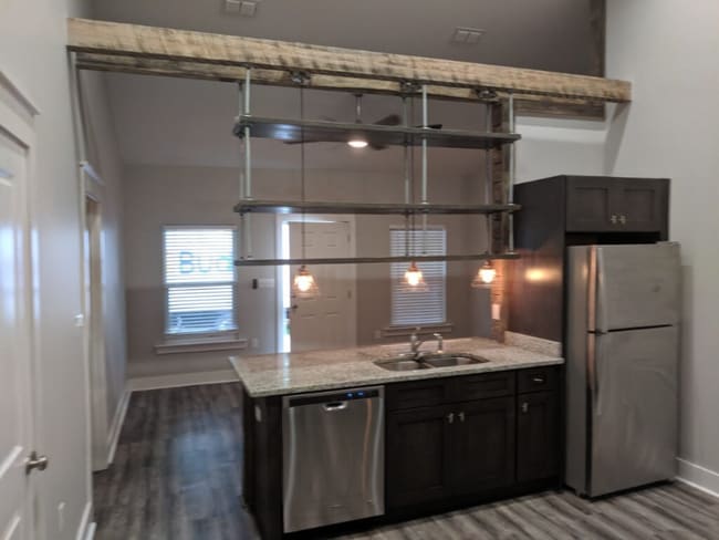 Photo - 1657 Mayhew St