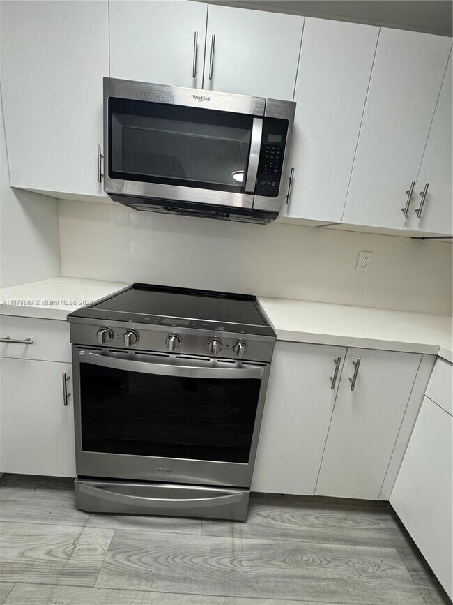 Building Photo - 3720 N Pine Island Rd Unit 328