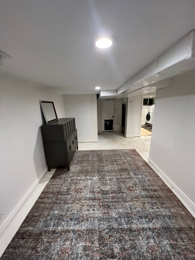 Photo - 1310 I St NE Unidad English Basement