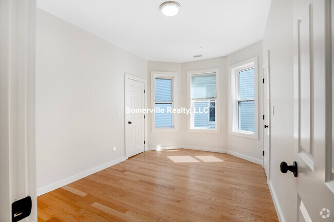 Building Photo - 27 Linden St Unit 3 Rental