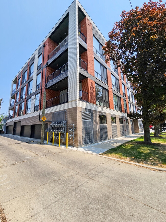 Building Photo - 2402 W Carmen Ave Unit 301