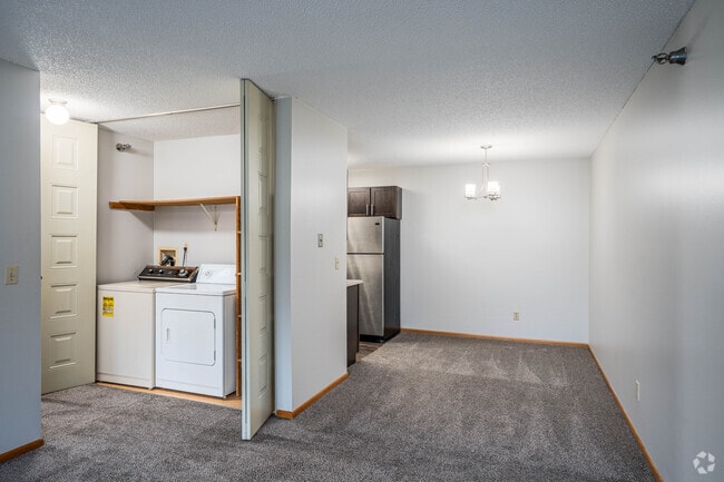 1BR, 1BA - 758SF - Living Room