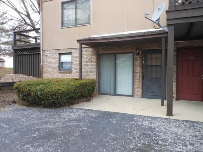 Building Photo - One Bedroom 1st Floor Condo  - Pet Friendl...