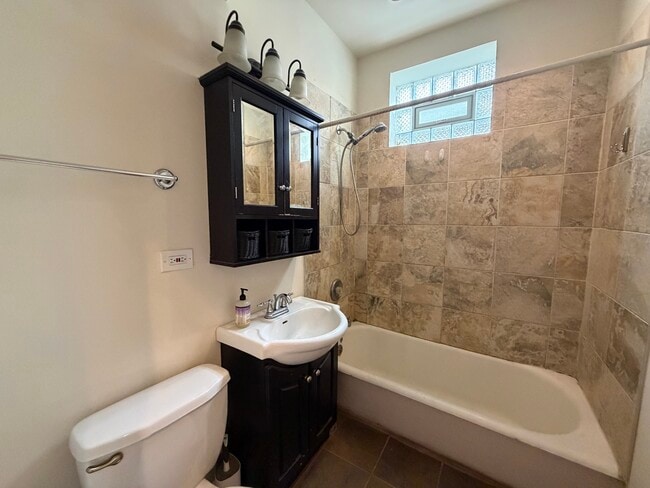 Photo - 4621 N Rockwell St Unit 3