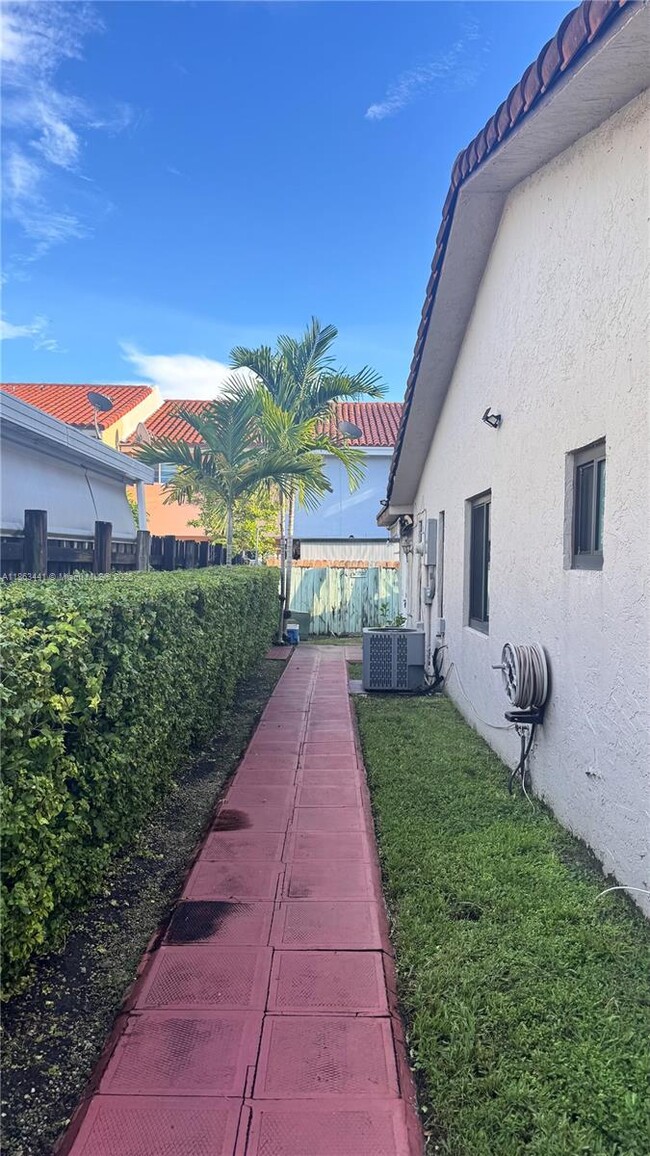 Building Photo - 11570 SW 5th St Unit Rear Rental
