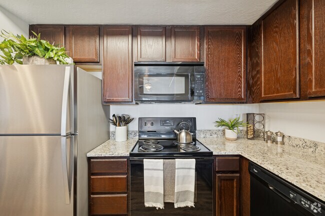 2BR, 2BA - 1,010SF