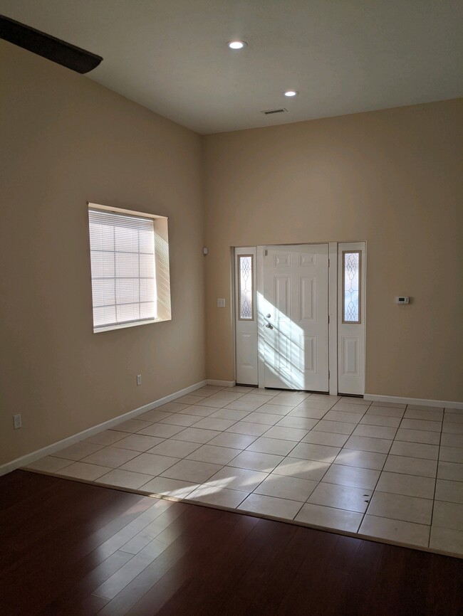 Building Photo - 3326 Ruckle St Unit Rear Apartment