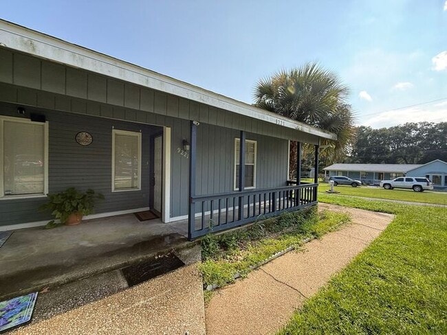 Building Photo - Pensacola - Ferry Pass - 2 bedroom, 1 bathroom - lawn care included