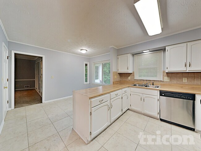 Photo - 215 Comstock Ct