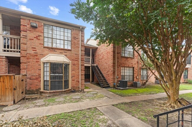 Building Photo - A perfect blend of comfort and convenience! Rental
