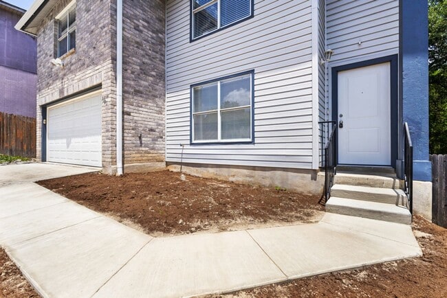 Photo - 4 Bedroom/2.4 Bath Oak Bluff Subdivision