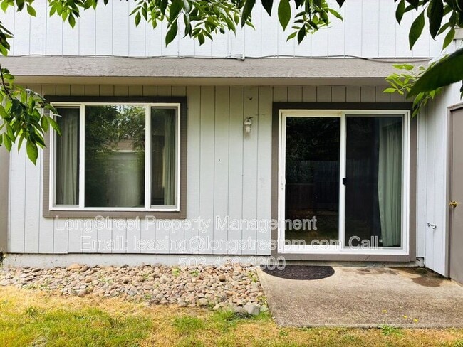 Photo - 933 NW Sequoia Ave