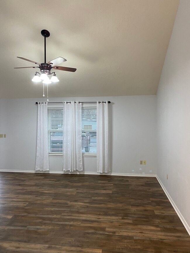 Photo - 617 S Broadway St