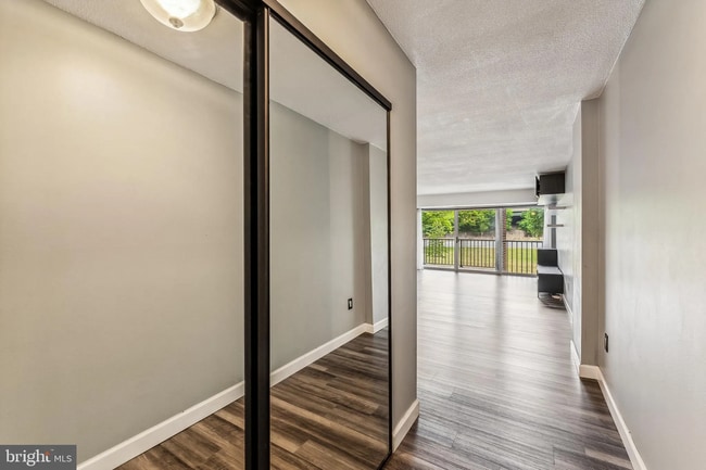 Photo - 1300 Army Navy Dr Unidad 105