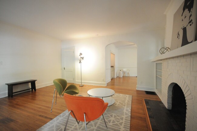 ***AVAILABLE JUNE 1*** - 861 Durant Pl NE Unit 1