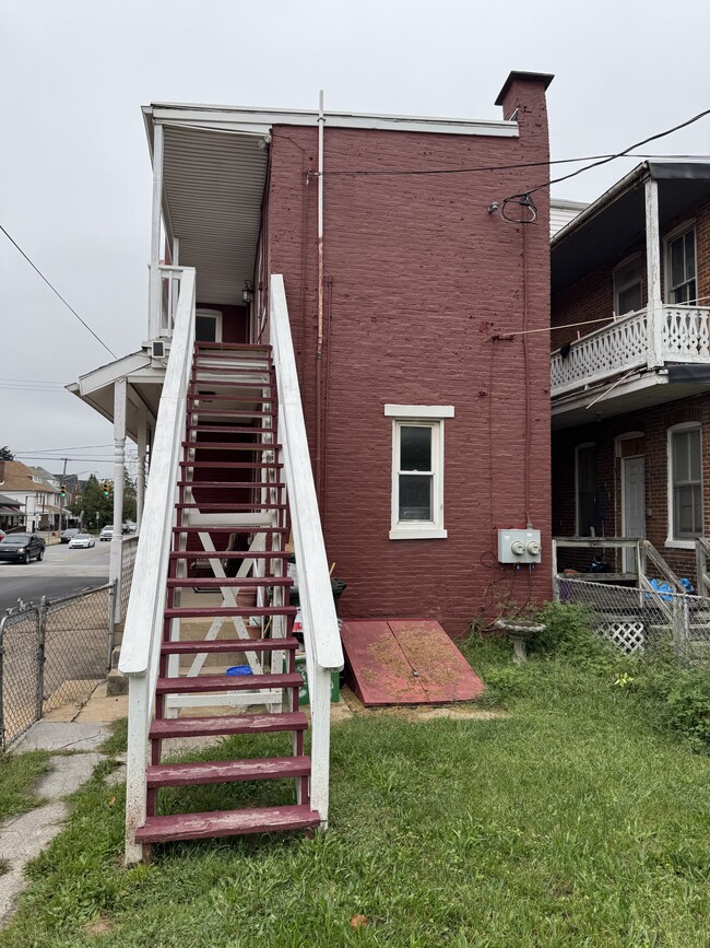 Building Photo - 638 Roosevelt Ave Unit 1