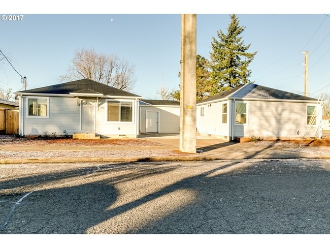 Building Photo - 1760 W 18th Ave Unit 1760