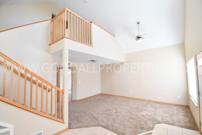 Photo - Spacious 3 Bedroom townhome with loft in Urbandale