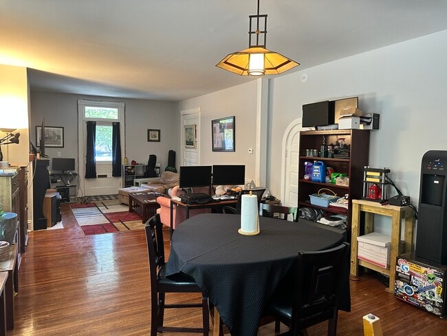 Living Room - 3612 Hawthorne Ave Unit 1