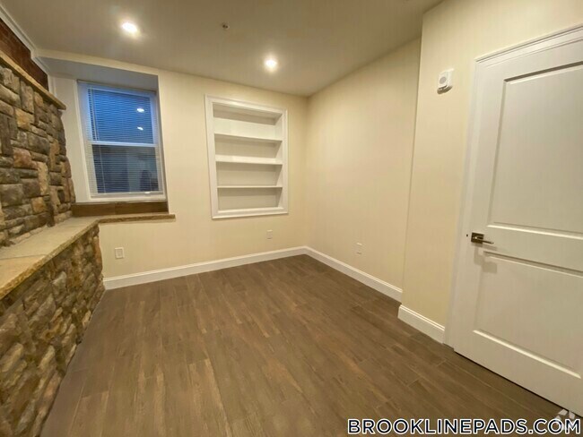 Building Photo - 1616 Beacon St Rental