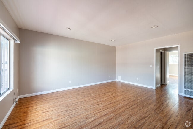 2BR, 2BA - 889SF - Living Room