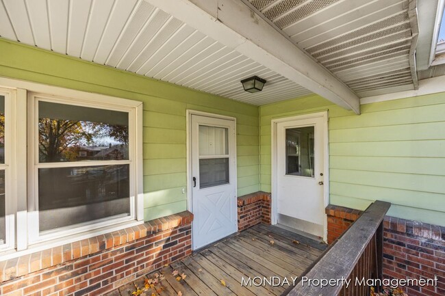 Photo - 945-947 Lancashire Ct SE