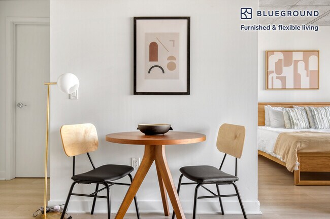 Photo - 311 W Illinois St Unidad FL9-ID819