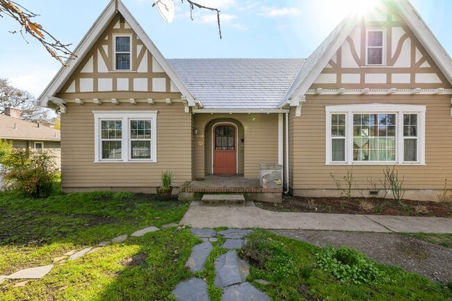 Photo - 2004 Hillcrest Rd