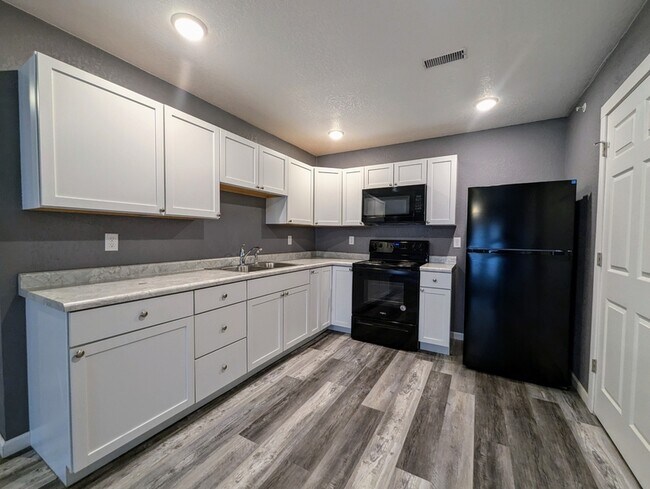 Photo - 1319 B Ave W