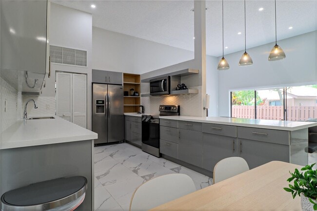 Photo - 605 Leslie Dr
