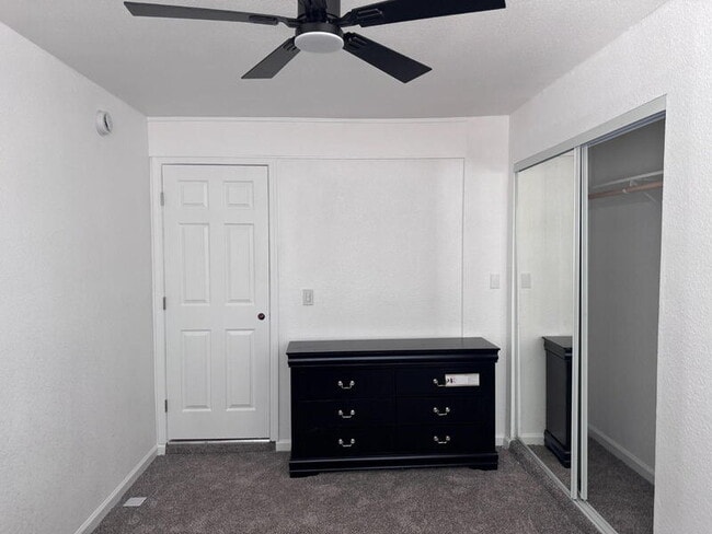 Building Photo - 2445 Town Cir Unit Room 7