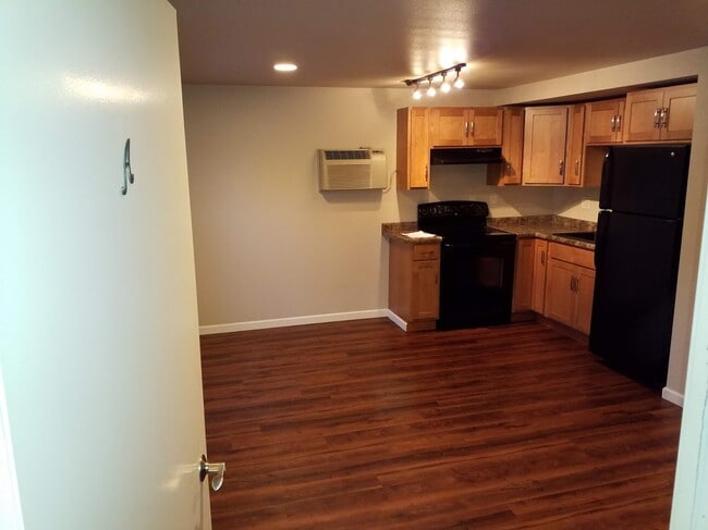 Building Photo - 1025 Riverside Dr Unit A